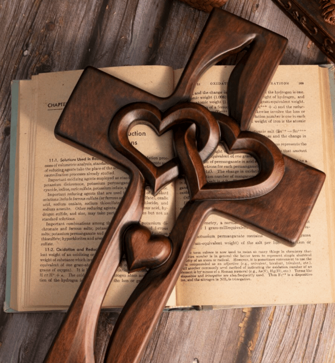 alwaysdwellTM - ✝️Intertwined Heart Wooden Cross(6.3*9.8 in)